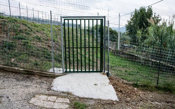 Abbiamo realizzato diversi nuovi cancelli per far uscire in tutta sicurezza anche i cani più difficili. Sono stati creati dei nuovi punti di accesso alle aree di sgambatura per agevolare l'uscita di cani con cui non è il caso di stare a diretto contatto o semplicemente per velocizzare le nostre operazioni, in più abbiamo realizzato più grate di divisione all'interno dei corridoi, aprendo e chiudendo le quali possiamo gestire più facilmente l'uscita di cani particolarmente litigiosi.